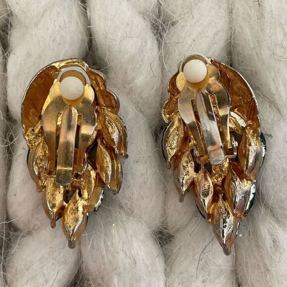 Vintage Unsigned Green Rhinestone Gold Tone Large Clip On Earrings - Picture 6 of 8